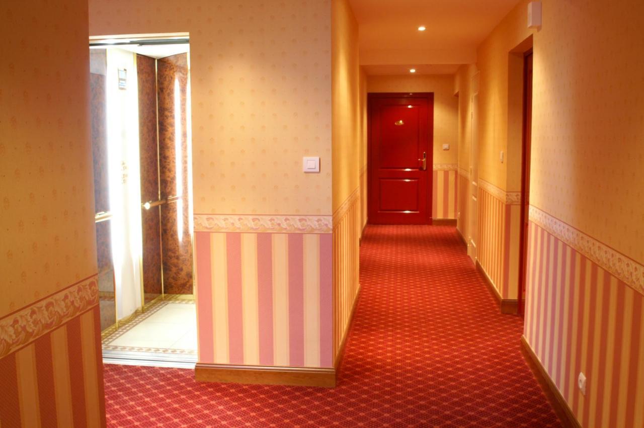 Coq Hotel Montreuil  Exteriör bild